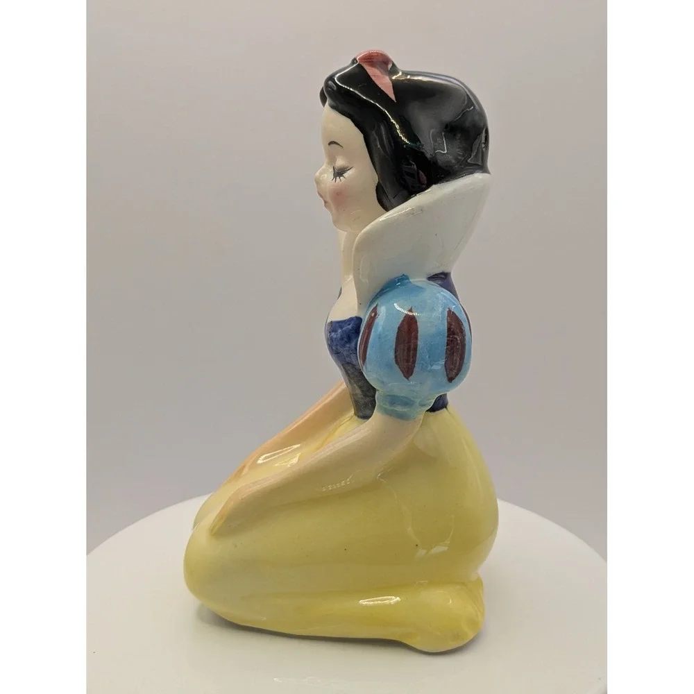 Disney Snow White And Dopey Salt And Pepper Shakers Kneeling